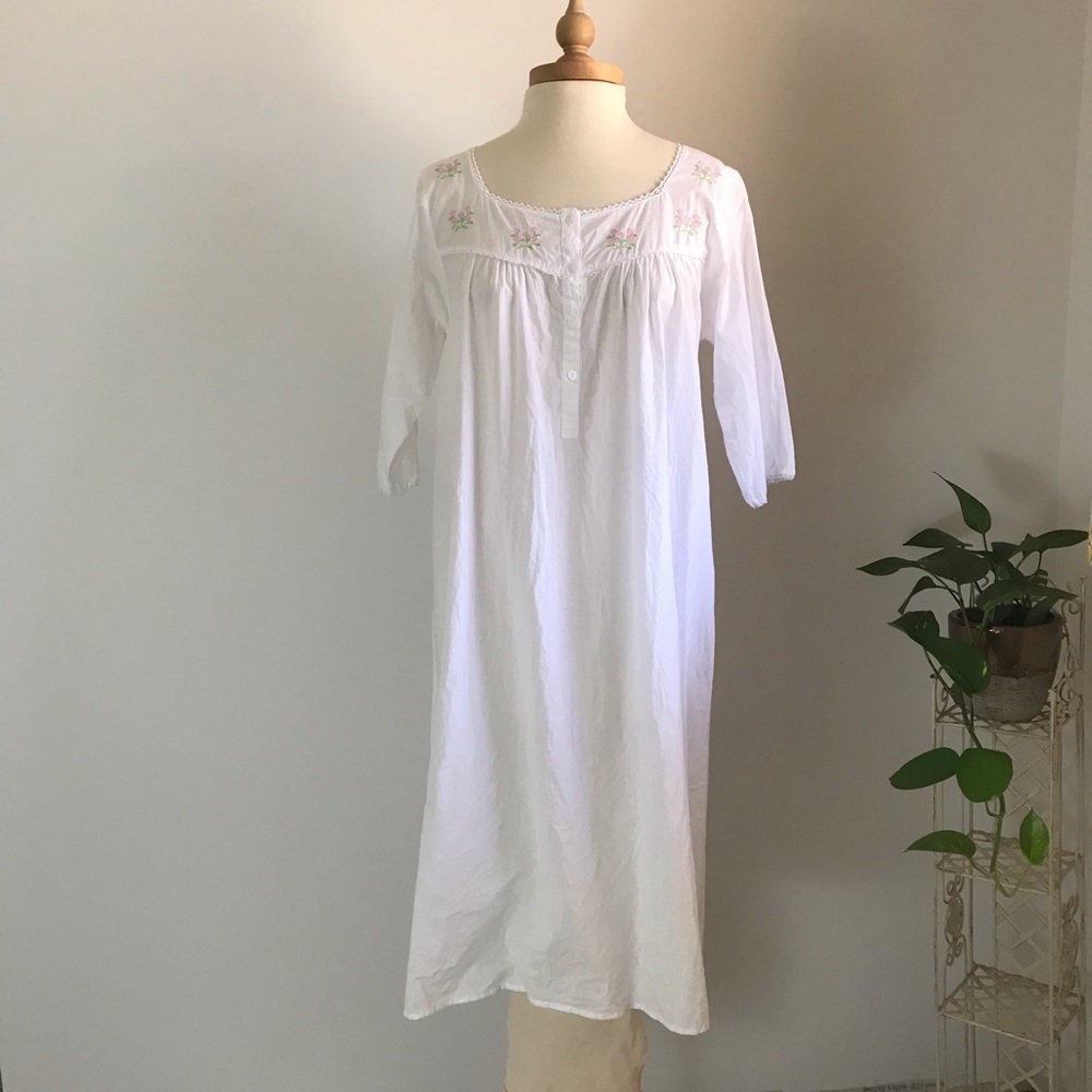 White Embroidered Nap Dress Gown NWOT